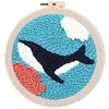 Image de Figured'Art Punch Needle Kit Complet pour Adultes et Enfants - Orque dans la Mer - Parfait pour Débutant. Set prêt à broder taille 20x20cm avec cadre circulaire