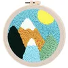 Image de Figured'Art Punch Needle Kit Complet pour Adultes et Enfants - Montagnes Enneigées et Soleil - Parfait pour Débutant. Set prêt à broder taille 20x20cm avec cadre circulaire