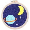 Image de Figured'Art Punch Needle Kit Complet pour Adultes et Enfants - Lune Étoilée et Saturne - Parfait pour Débutant. Set prêt à broder taille 20x20cm avec cadre circulaire