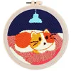 Image de Figured'Art Punch Needle Kit Complet pour Adultes et Enfants - Chat dans son Couffin - Parfait pour Débutant. Set prêt à broder taille 20x20cm avec cadre circulaire