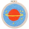 Image de Figured'Art Punch Needle Kit Complet pour Adultes et Enfants - Planète Saturne - Parfait pour Débutant. Set prêt à broder taille 20x20cm avec cadre circulaire