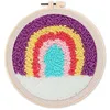 Image de Figured'Art Punch Needle Kit Complet pour Adultes et Enfants - Arc en Ciel - Parfait pour Débutant. Set prêt à broder taille 20x20cm avec cadre circulaire