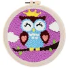 Image de Figured'Art Punch Needle Kit Complet pour Adultes et Enfants - Chouette Endormie - Parfait pour Débutant. Set prêt à broder taille 20x20cm avec cadre circulaire