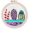 Image de Figured'Art Punch Needle Kit Complet pour Adultes et Enfants - Cactus sur Fond Blanc - Parfait pour Débutant. Set prêt à broder taille 20x20cm avec cadre circulaire
