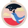 Image de Figured'Art Punch Needle Kit Complet pour Adultes et Enfants - Baleine Bleue et Fillette - Parfait pour Débutant. Set prêt à broder taille 20x20cm avec cadre circulaire
