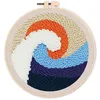 Image de Figured'Art Punch Needle Kit Complet pour Adultes et Enfants - Tsunami - Parfait pour Débutant. Set prêt à broder taille 20x20cm avec cadre circulaire