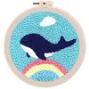 Image de Figured'Art Punch Needle Kit Complet pour Adultes et Enfants - La Baleine Bleue - Parfait pour Débutant. Set prêt à broder taille 20x20cm avec cadre circulaire