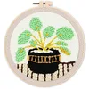 Image de Figured'Art Punch Needle Kit Complet pour Adultes et Enfants - Plante et Pot Noir - Parfait pour Débutant. Set prêt à broder taille 20x20cm avec cadre circulaire