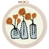 Image de Figured'Art Punch Needle Kit Complet pour Adultes et Enfants - Fleurs et Vases - Parfait pour Débutant. Set prêt à broder taille 20x20cm avec cadre circulaire