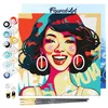 Image de Figured'Art Mini Peinture par Numéro Adulte 20x20cm avec cadre Femme Souriante Pop Art - Petit Format Kit de Loisir Créatif DIY Numéro d'Art Complet
