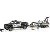 Image de bruder 02507 - RAM 2500 Polizei Pick-up, module son et lumière, remorque avec bateau, 2 figurines - 1:16 Voiture d'intervention, service de secours, policier, plongeur, bworld, Jouets