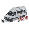 Image de bruder 02672 - Mercedes Benz Sprinter Camper avec chauffeur, set de camping, vaisselle, camping-car, campeur