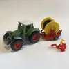 Image de siku 1677, Tracteur avec Rouleau d'Irrigation, métal/plastique, multicolore, Rampe de pulvérisation amovible