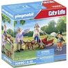 Image de Playmobil 70990 Grands-Parents avec Petit-Fils - City Life - avec Trois Personnages, Un Chien et sa Laisse et des Accessoires - La Maison Moderne - Dès 4 Ans