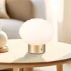 Image de Reality Leuchten Lampe de table LED rechargeable Earl, laiton/opale, hauteur 14,5 cm, verre