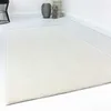 Image de Tapis rond en fausse fourrure - Couleur unie - Doux et moelleux - Facile d'entretien - Idéal pour le salon, la chambre à coucher, la chambre d'enfant - Villa Rosso - 133 x 200 cm - Beige crème