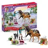 Image de Schleich Horse Club | Calendrier de l’Avent Horse Club 2025   99092 | avec Figurine articulée Lisa, 2 Chevaux, Un Chat, Bride et de Nombreux Accessoires | idée Cadeau dès 5 Ans | 36 pièces