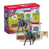 Image de schleich Horse Club | Box à Chevaux avec Lisa & Storm 42709 | Set avec Figurine articulée, Cheval, clôture et Accessoires | Plaque de nom Personnalisable | Cadeau pour Enfants dès 5 Ans | 25 pièces