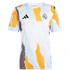 Image de adidas Real Madrid 24/25 T-Shirt pré-Match en Jersey pour Homme, Blanc/Crème/Chocau/Globlu, XS
