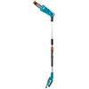 Image de Élagueuse sur perche TCS Li-720/20 de Gardena : tronçonneuse électrique de 720 W et 20 cm de longueur de lame, tête inclinable, butée de coupe, portée jusqu'à 4,40 m, avec bandoulière (8868-20)