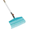 Image de Balai râteau emmanché Combisystem de Gardena : râteau en plastique de haute qualité, doux pour la pelouse, manche en bois certifié 100 pour cent FSC®, largeur de travail 43 cm (3020-23)