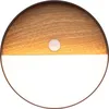 Image de MEG - Applique murale d'extérieur à LED - Moderne - Avec détecteur de mouvement - Noir et aspect bois - Lampe murale ronde - Résistante aux intempéries - Intensité variable et rechargeable - Câble USB