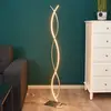 Image de Lindby Lampadaire LED Bobi, de forme galbée