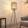 Image de Lindby lampe sur pied Canyana, 139 cm, naturel, rotin, tripode