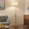 Image de Lindby lampadaire Zinia, couleur nickel, tablette, prise USB