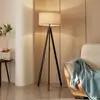 Image de Lampe sur pied Lindby Herry, noir, bois, trépied, 153 cm