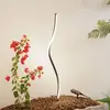 Image de Lampe solaire LED Lindby Sabriel, courbée, noire, aluminium, 3000K