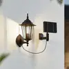 Image de Applique murale solaire LED Lindby Sayata, noir, aluminium, lanterne