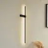 Image de Applique murale LED Lindby Natsumi, noire, en aluminium, 90 cm