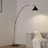Image de Lampadaire arqué Lindby Triangolo, noire, hauteur 195 cm, métal E27