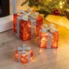 Image de Spetebo Lot de 3 boîtes cadeaux LED avec minuterie - Rouge/gris - Boîtes décoratives de Noël éclairées en blanc chaud - Éclairage décoratif à piles
