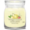 Image de Yankee Candle Signature Candle Bougie parfumée | Bougie en pot moyenne avec double mèche | Mélange de cire de soja à combustion longue | Cadeau parfait pour femme