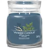 Image de Yankee Candle Signature Candle   Bayside Cedar   Bougie en pot moyenne avec double mèche | Mélange de cire de soja à combustion longue | Cadeau parfait pour femme (1630014E)