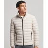Image de Superdry pour homme. M5011757A Veste matelassée à imprimé Fuji gris (M), Casuel, Polister recyclé, Durable