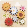 Image de Le Toy Van - PL095 - Lernspielzeug aus Holz für 1-Jährige mit 7 rotierenden Zahnrädern und 3 bienenförmigen Griffen, Montessori-Spielzeug für sensorische Entwicklung und Feinmotorik