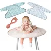 Image de Tidy Tot Kit idéal pour la diversification. Inlcus 1 plateau, 3 bavoirs couvrant avec manches et 1 cuillère en silicone. Le kit se fixe au plateau de la chaise haute