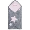 Image de BEMINI - Couverture nomade/Nid d'ange/ BISIDE - 90x90 cm - Collection Stary Motifs étoiles Rose pale - en Softy - Catégorie chaude
