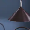Image de Lampe à poser LED FRANDSEN Grasp, rouge, hauteur 47 cm, métal