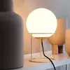 Image de Dyberg Larsen Lampe de table Madrid, opale/laiton, 34 cm