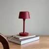 Image de Dyberg Larsen Lampe à poser LED rechargeable Flow, rouge, hauteur 25 cm