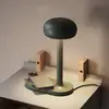 Image de PLEASE WAIT to be SEATED Lampe de table Emendo, verte, surface de chargement