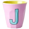 Image de RICE DK Tasse en mélamine avec lettre J Rose pâle Taille M