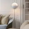 Image de GUBI lampe sur pied Multi-Lite, hauteur 148 cm, chrome/blanc
