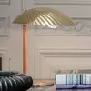 Image de GUBI 5321 lampe à poser à tige en rotin, laiton