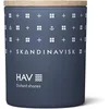 Image de Skandinavisk HAV 'Mer' Bougie Parfumée. Notes parfumées: Légère Brume de Sel, Algues Marines, Fleur d’Aubépine et Églantier. 200 g.