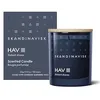 Image de Skandinavisk HAV 'Mer' Mini Bougie Parfumée. Notes parfumées: Légère Brume de Sel, Algues Marines, Fleur d’Aubépine et Églantier. 65 g.